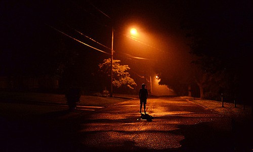 孤独的街灯孤独的明  枯黄的光  坚守着这唯一的光明  行走在黑暗的