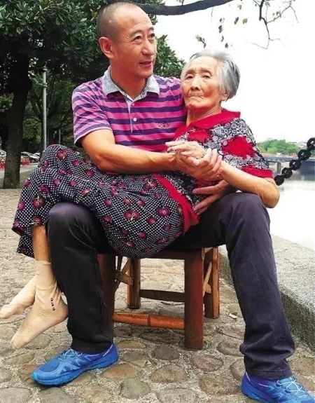 作为儿女你合格吗？朋友圈最感人的照片