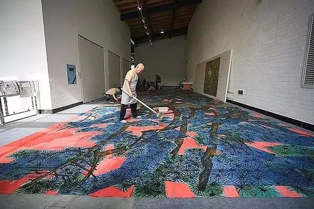 黄永玉在作画