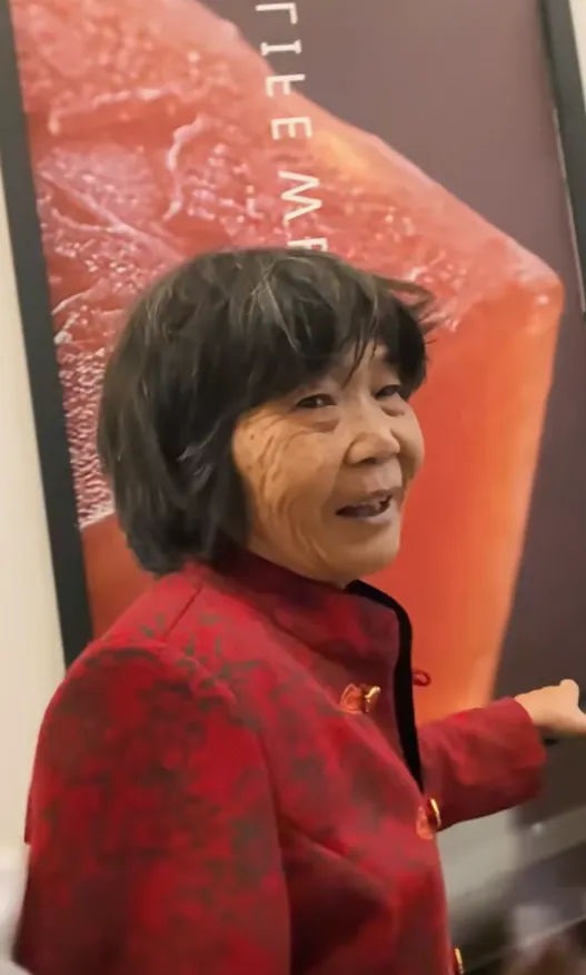 穿上新衣服的外婆